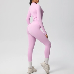 Détail de l'ensemble de yoga rose avec legging ajusté et veste de sport zippée élégante