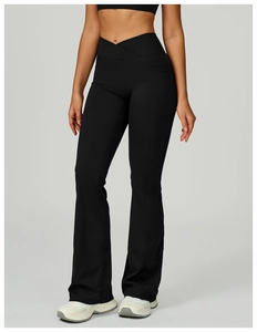 Détail de la taille haute croisée et poches latérales du pantalon yoga évasé