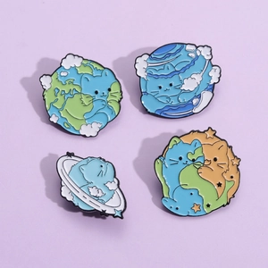 Lot de quatre broches en émail chat galaxie mignonnes avec thèmes spatiaux créatifs