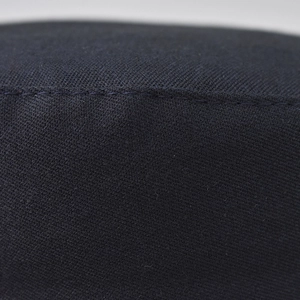 Gros plan des coutures fines et de la texture sergée d'une casquette gavroche noire classique
