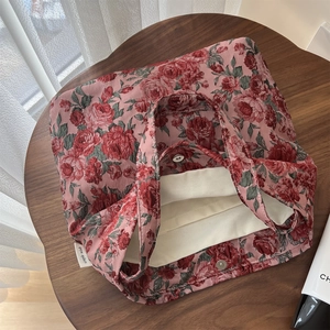 Détail du sac jacquard rose rouge rétro avec fermeture magnétique et poche intérieure