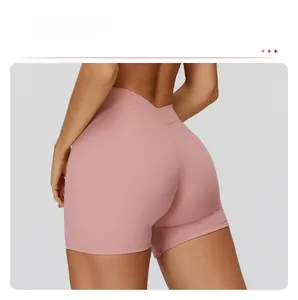Detailansicht der Pfirsich-Naht an der rosa High-Waist Yoga-Shorts für den Hebeeffekt