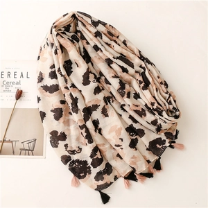 Sciarpa con stampa leopardata rosa e nappe con dettagli dorati per look da viaggio