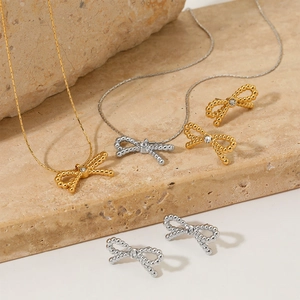 Parure de bijoux n?ud dorée et argentée avec colliers et boucles d'oreilles cristal