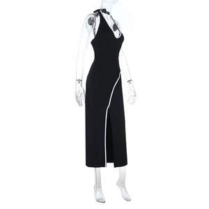 Détail de robe noire dos nu avec bordure en perles et fente latérale haute