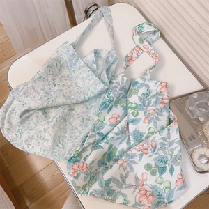 Vista detallada de dos bolsos de algodón ligero con elegantes motivos florales vivos