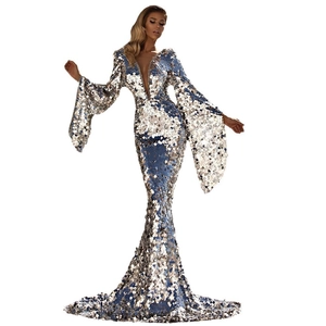 Détail de la robe de soirée argentée à paillettes avec col en V et manches évasées
