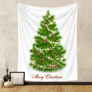 Dettaglio dell'arazzo natalizio con albero di Natale appeso su una parete beige
