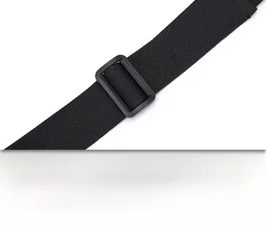 Dettaglio di una tracolla regolabile in nylon nero con fibbia in plastica per borsa