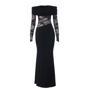 Detailansicht der floralen Spitze am Ärmel und Off-Shoulder-Ausschnitt am schwarzen Kleid