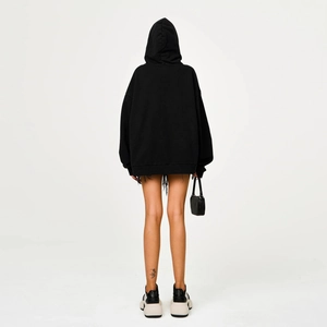 Rückansicht eines schwarzen Oversize-Baumwoll-Hoodies mit überschnittenen Schultern im Streetstyle