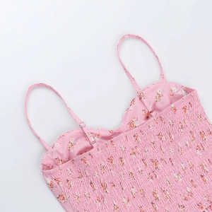 Détail de la robe à fleurs rose avec buste smocké et fines bretelles réglables