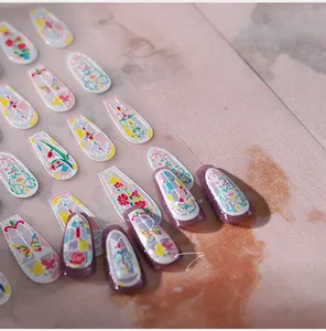 Détails d'autocollants nail art style vitrail et floral sur des ongles manucurés violets