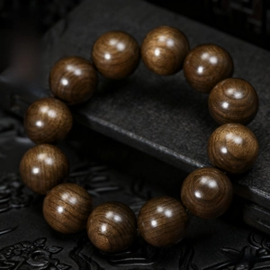 Bracciale in legno Phoebe con fili d'oro e 12 perle marroni su base stile Zen