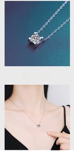 Détail d'un pendentif en moissanite à quatre griffes et collier en argent sur modèle