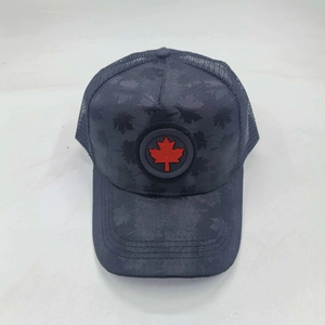 Primo piano di un cappellino da baseball in mesh traspirante con patch foglia acero rossa