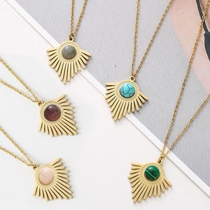 Colliers en acier doré avec pendentifs soleil et pierres naturelles de triangle