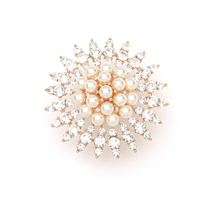 Spilla fiore bohémien dorata con perle bianche e cristalli strass scintillanti