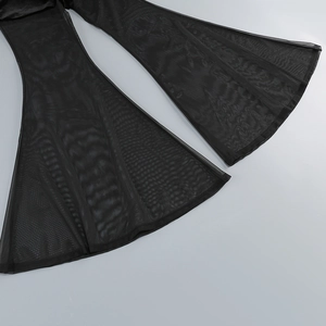 Détail du pantalon évasé en mesh noir transparent avec jambe large pour soirée