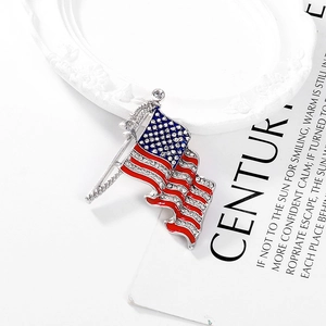 Broche drapeau américain en métal argenté avec émail rouge bleu et strass brillants