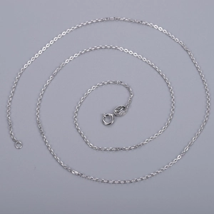 Vue détaillée du collier chaîne rolo en argent sterling S925 avec poinçon italien