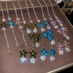 Ensemble détaillé de colliers et boucles d'oreilles fleurs en zircon argenté multicolore
