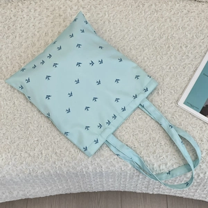 Détail du sac cabas en toile vert menthe avec motif hirondelle sur fond blanc doux