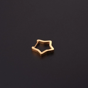 Détail de la boucle d'oreille étoile en acier inoxydable doré avec fermoir à charnière