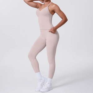 Detail der High-Waist Yoga-Leggings und V-Ausschnitt Sport-BH in Ripp-Beige