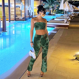 Set estivo da donna con top a fascia tie-dye verde e pantaloni a zampa a bordo piscina