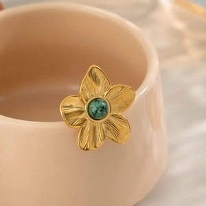 Bague fleur dorée sertie d'une pierre turquoise verte sur anneau ciselé