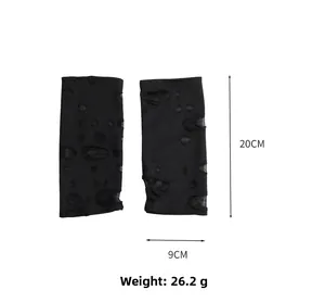 Guanti neri strappati senza dita con dimensioni 20cm per 9cm e peso di 26,2g