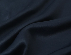 Makroaufnahme der dunkelblauen Seidensatin-Textur mit glattem Fall und feiner Maserung