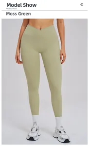 Gros plan du pantalon de yoga Vert Mousse avec taille croisée élégante et tissu mat