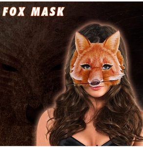 Détail d'un masque de renard réaliste avec fourrure orange et moustaches pour cosplay