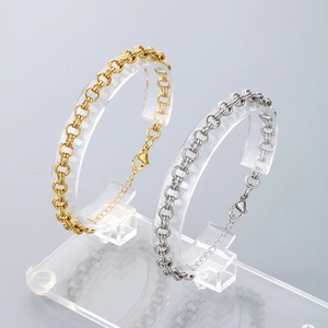 Détail de chaînes en acier inoxydable or 18 carats et argent avec fermoir mousqueton et extension