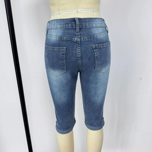 Pantalon capri en jean bleu délavé coupe ajustée pour femme avec poches arrière