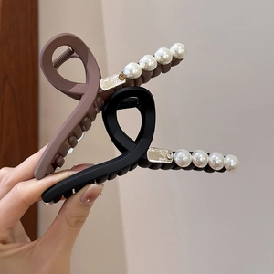 Pinces à cheveux mates marron et noir avec perles et plaque métal pour coiffure élégante