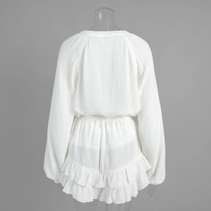 Dettaglio completo del set camicia bianca con pantaloncini a balze e trama del tessuto