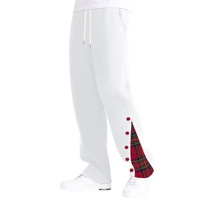 Dettaglio dei pantaloni bianchi con spacco laterale, fodera scozzese rossa e bottoni