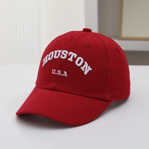 Gros plan détaillé d'une casquette rouge avec broderie 3D blanche HOUSTON U.S.A. en relief