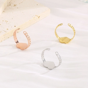 Bagues cœur style français en trois couleurs : or, argent et finitions or rose