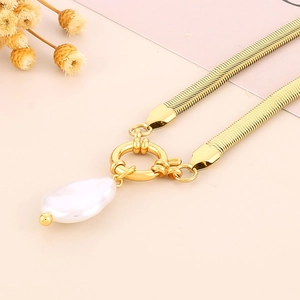 Détail du collier chaîne serpent dorée avec perle baroque blanche et fermoir anneau rond