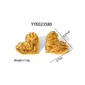 Boucles d'oreilles cœur dorées texture lave, dimensions 3,27 cm par 2,7 cm