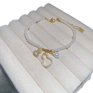 Bracelet élégant en perles avec pendentifs gourde en zircon et fermoir doré réglable