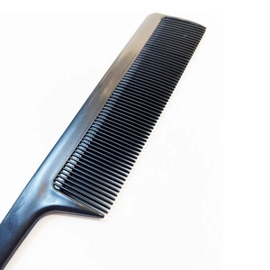 Detailopname van de fijne zwarte plastic kamtanden en de slanke puntige steel voor styling