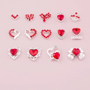 Vista piatta di charm per unghie a cuore rosso con base in lega d'argento e strass