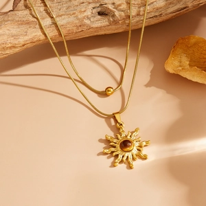 Collier double couche en maille serpent dorée avec pendentif soleil et oeil de tigre