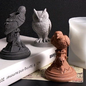 Gothic Eulen- und Krähenfiguren aus Harz mit Steinstruktur auf Vintage-Büchern