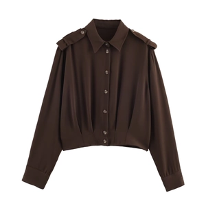 Chemisier marron foncé à manches longues avec épaulettes, col à revers et plis à la taille